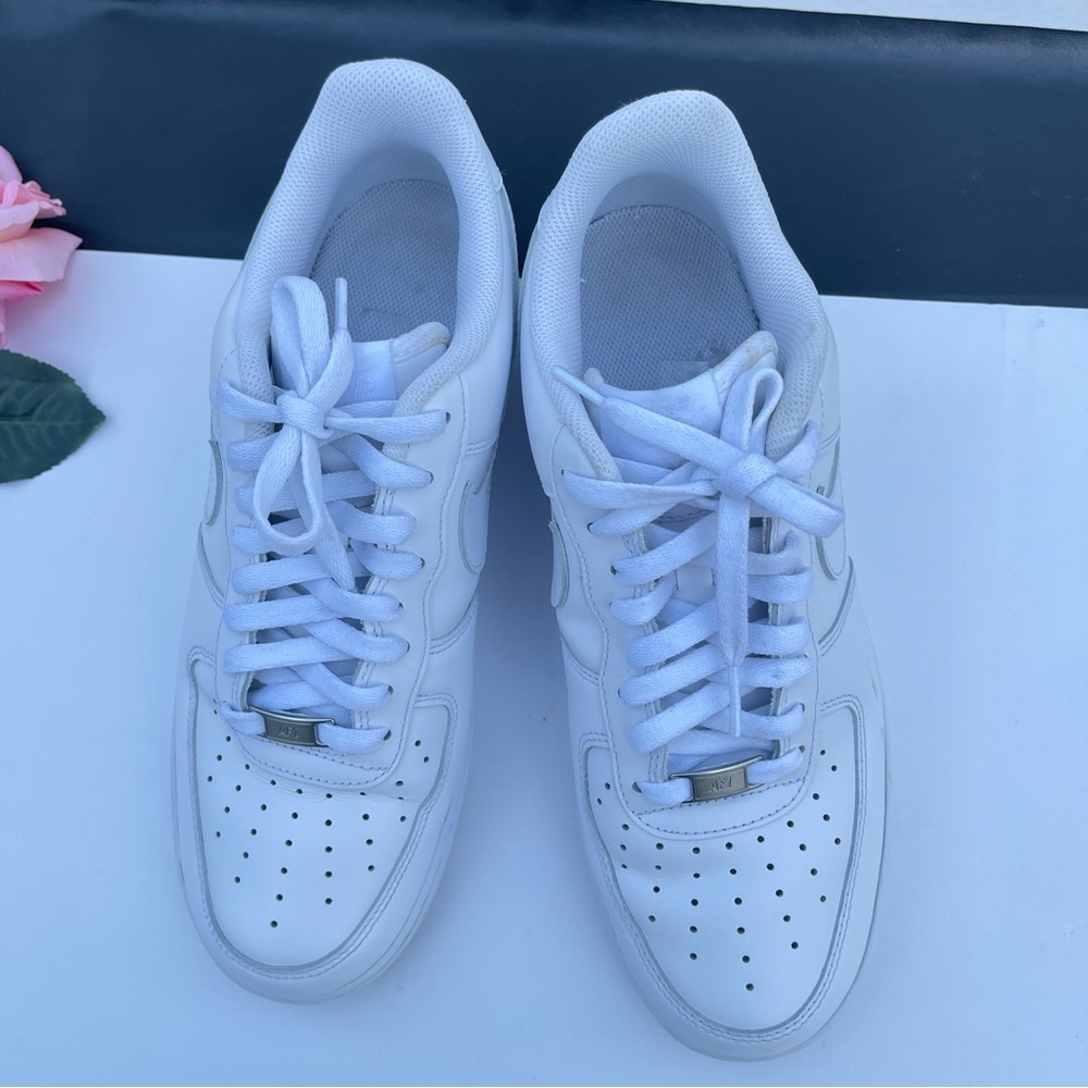 Nike Air Force 1 Men’s Size 10.5 White Athletic Lifestyle Shoes Sneakers - Picture 2 of 9